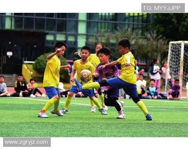 足球明星训练时展现绝妙球技与团队默契的精彩瞬间