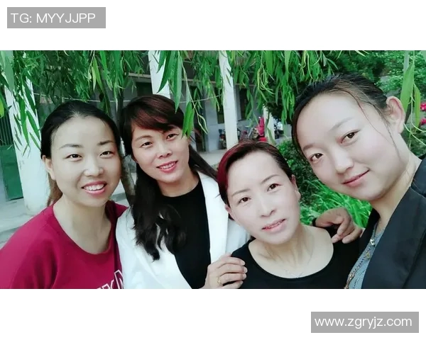 足球明星携子女登山探险展现亲子时光的温馨瞬间