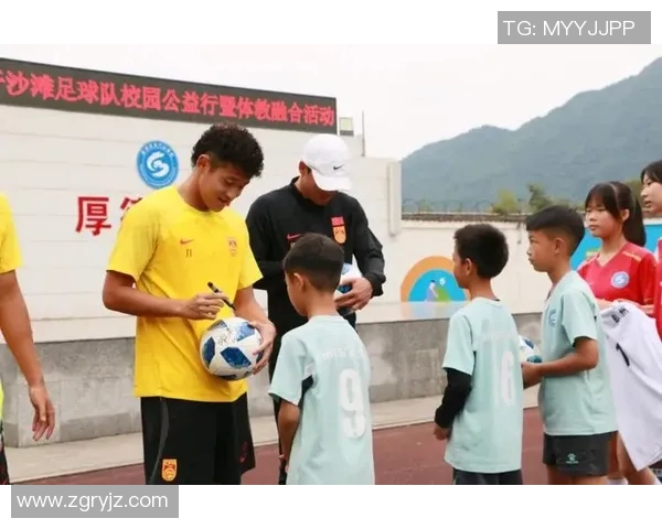 足球明星与小朋友亲密互动签名留念温暖瞬间分享快乐与梦想